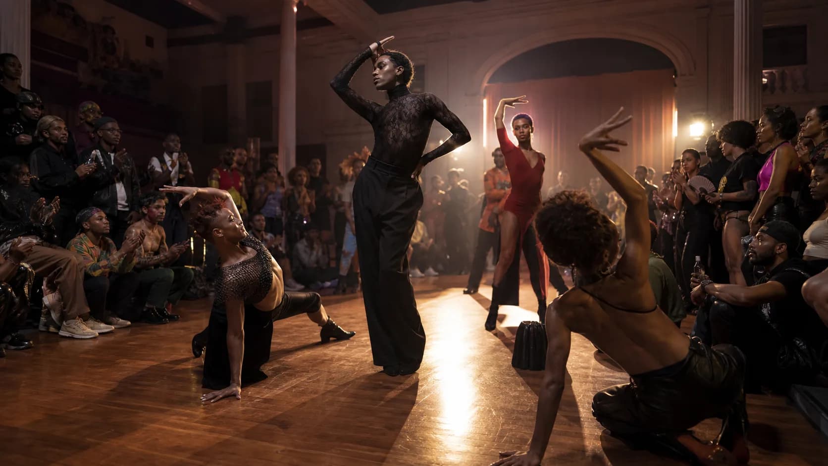 ダンス ヴォーグで検索した初心者が、Ballroom cultureとポーズの見方を分けて確認するヒーローイメージ。