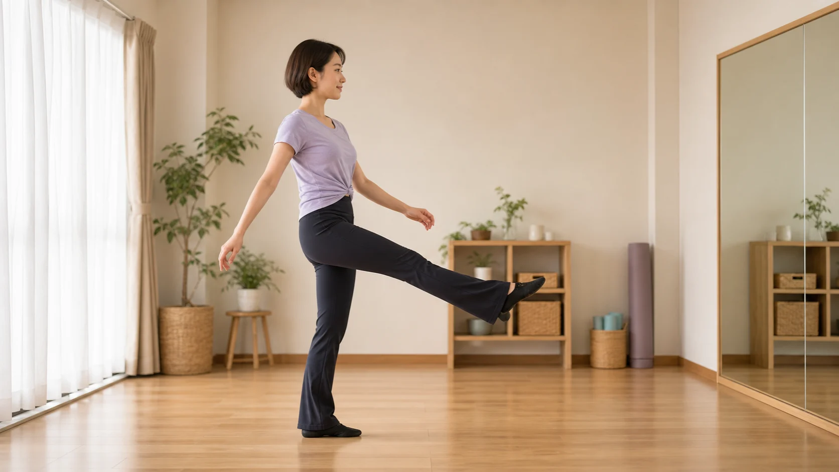 ダンス練習着の人物が前方へ低くストレートキックを出す瞬間を横から捉え、軸足の位置と振り出す脚の床に近い高さ、伸びた膝が分かる構図のイラスト